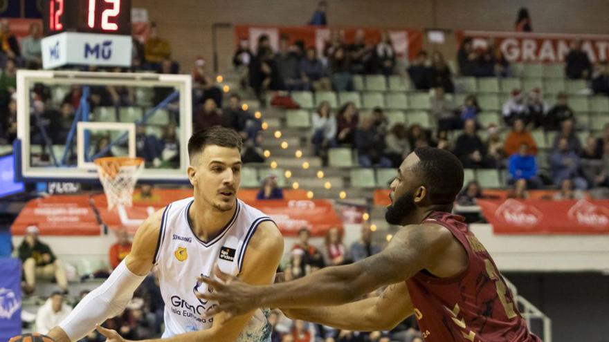 Brussino –izquierda–, defendido por Anderson, en el choque frente al UCAM. | |