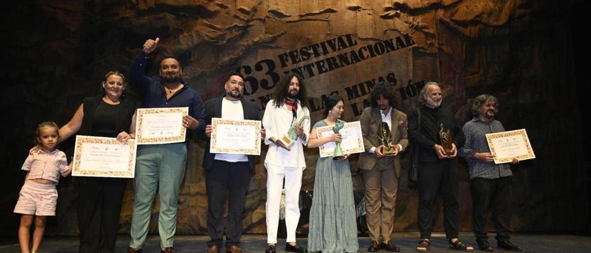 Foto de familia de los participantes en la final del concurso.