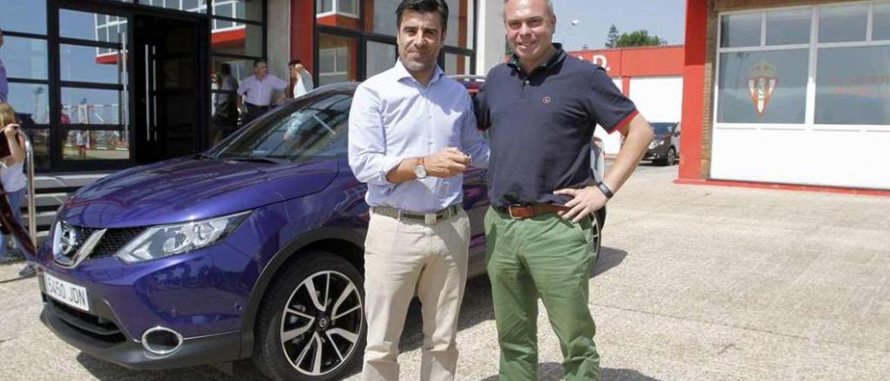 Nico Rodríguez, a la izquierda, recibe de Alberto Porrrúa su nuevo Nissan Qashqai.