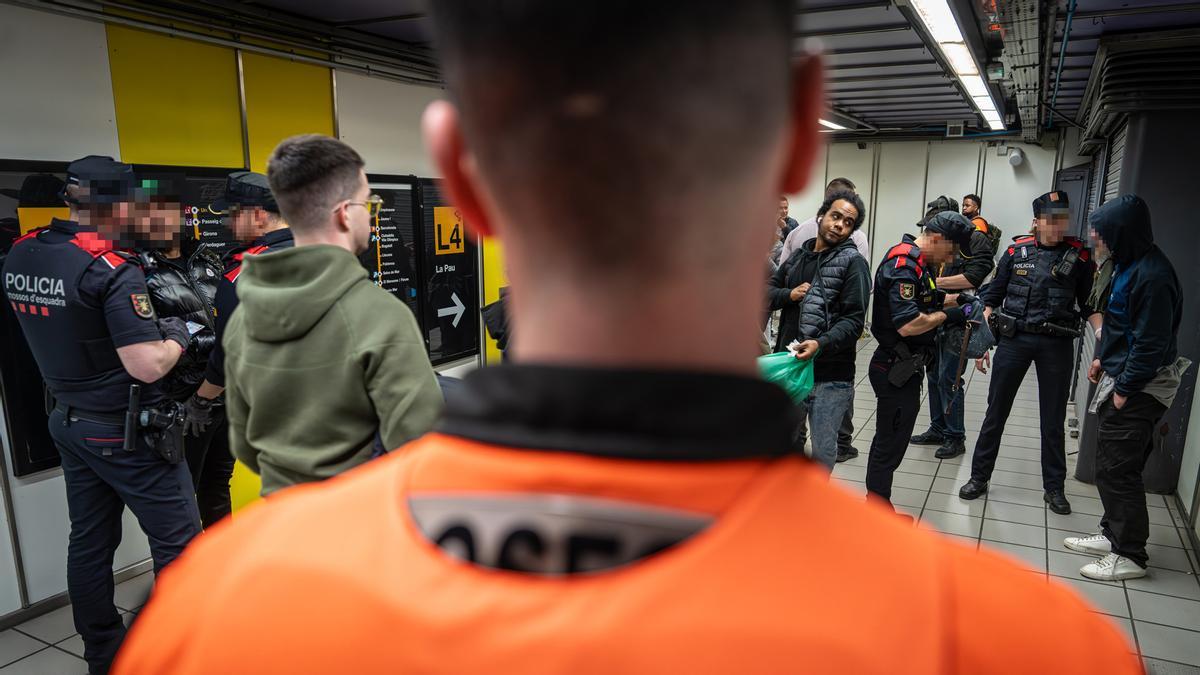 Mil agentes se despliegan en Barcelona, Badalona y LHospitalet en un macrodispositivo contra la multirreincidencia
