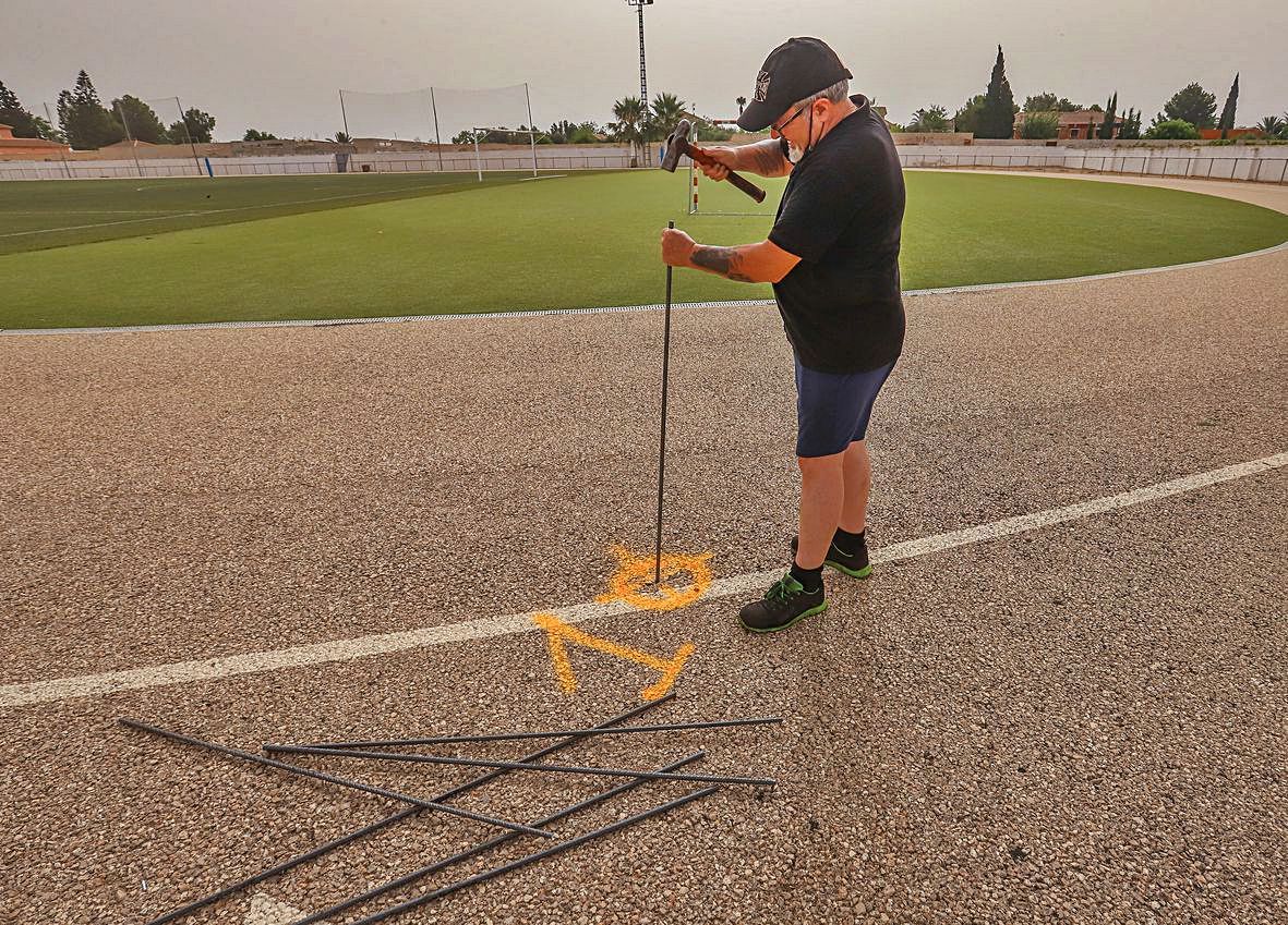 Las estacas que interrumpen ahora la pista de atletismo.