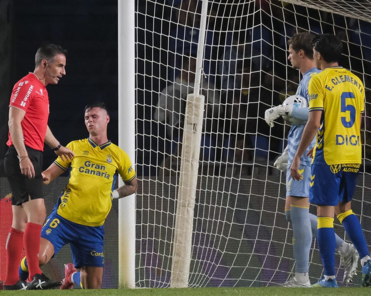 Sergio Barcia se lamenta de un golpe en la espalda en un momento del partido ante el Valladolid. | ANDRÉS CRUZ