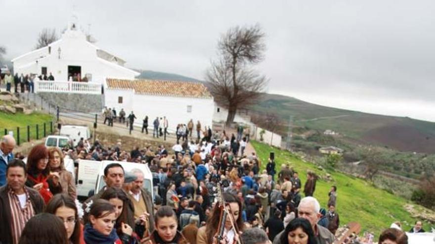 Al filo del mediodía, seis pandas de verdiales se congregaban en el entorno de la ermita de la Virgen y las pastorales de Puerto de la Torre y Santa María del Cerro acompañaban a la imagen de la Virgen en procesión.