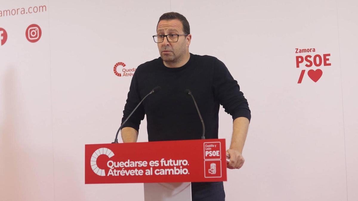 El procurador socialista por Zamora en las Cortes de Castilla y León, Iñaki Gómez, atiende a los medios de comunicación para abordar cuestiones de actualidad política.