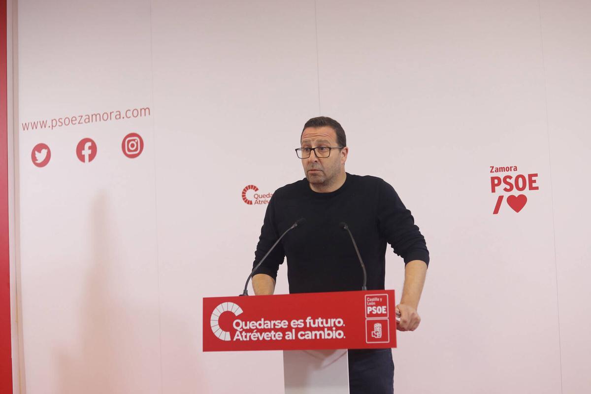 Zamora. El procurador socialista por Zamora en las Cortes de Castilla y León, Iñaki Gómez, atiende a los medios de comunicación para abordar cuestiones de actualidad política
