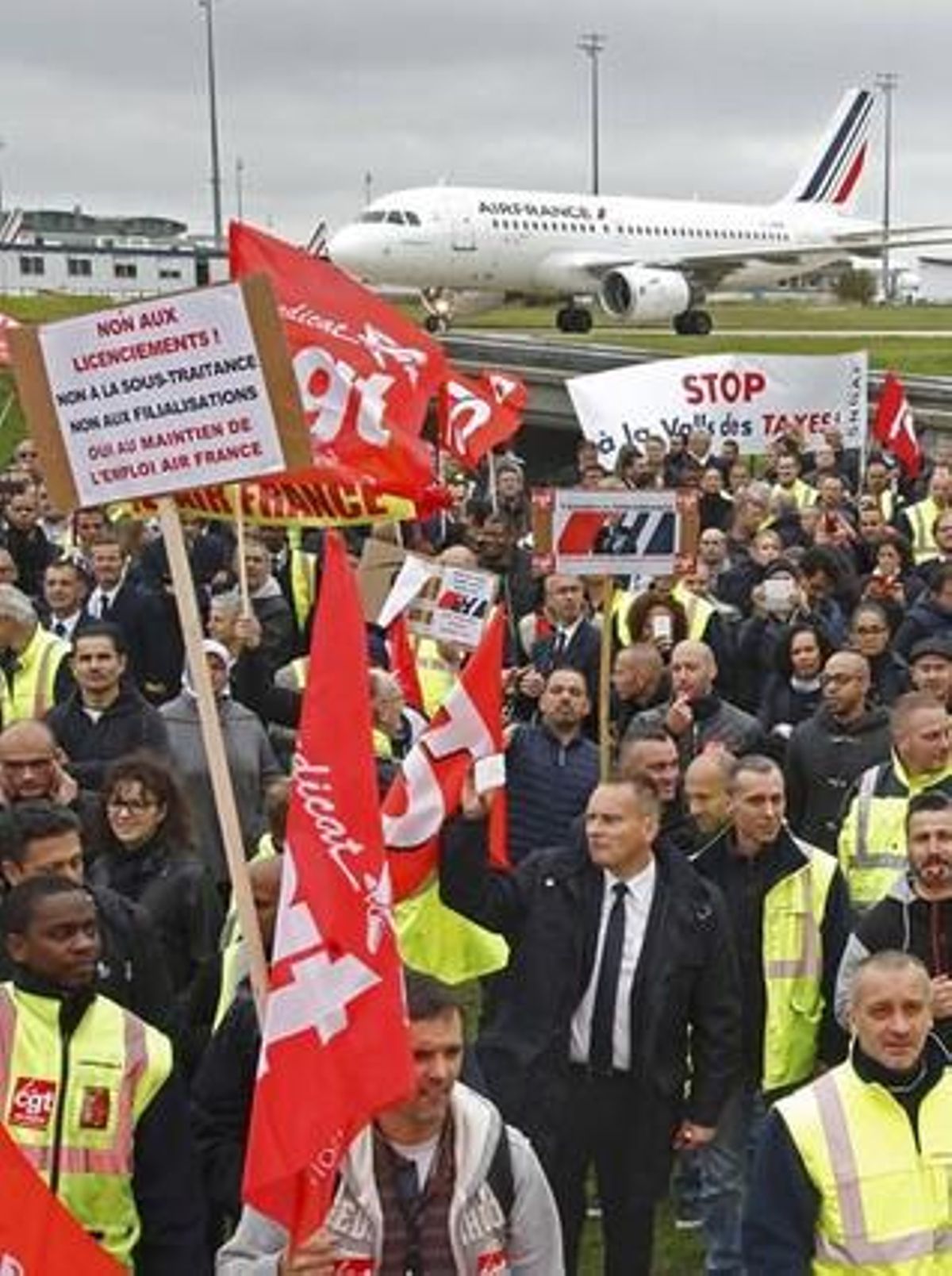 Manifestació de treballadors d’Air France en vaga a l’aeroport Charles de Gaulle de París.