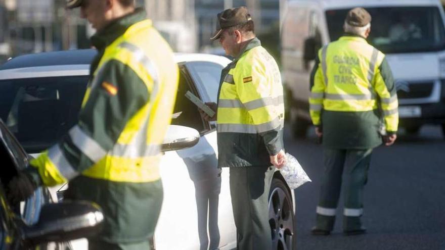 Agentes de la Guardia Civil realizan un control de alcoholemia en la Avenida Alfonso Molina.