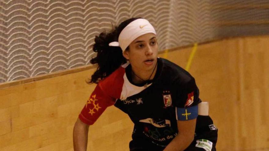 La jugadora del Hostelcur Sara González conduce la bola.