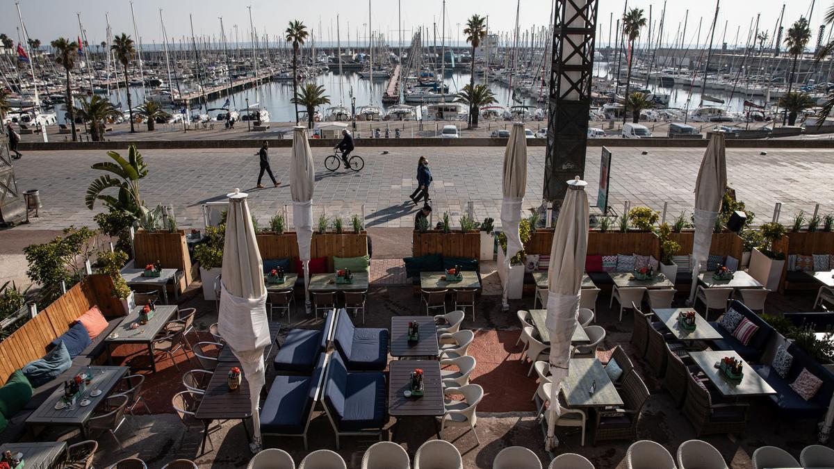 Terraza de un establecimiento del muelle de Gregal en el Port Olímpic esta semana.