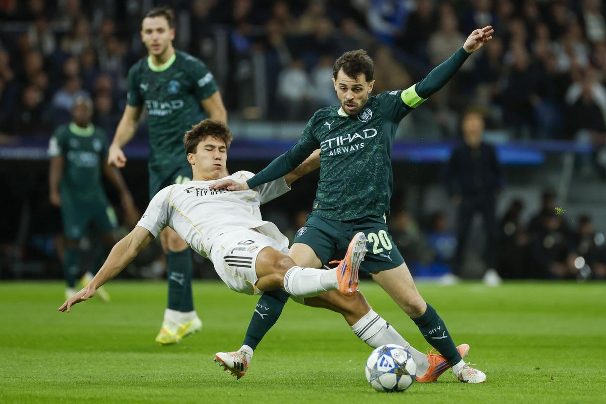 Bernardo Silva pelea con Gonzalo en el duelo del Manchester City ante el Real Madrid de la Champions League