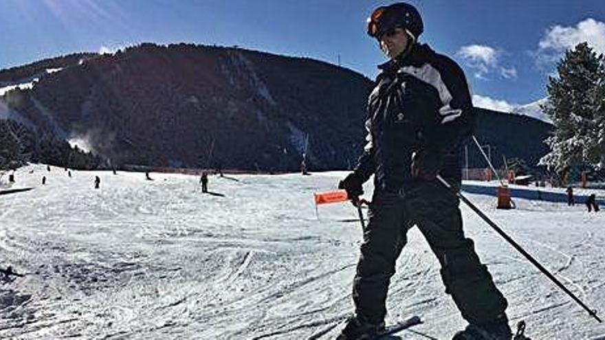 Esquiadors arriben a la zona del remuntador de Pista Llarga ahir al matí, a les pistes de la Molina