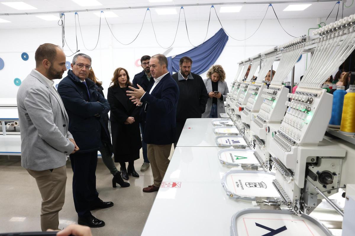 El alcalde Teba, Cristóbal Corral, y el presidente de la Diputación, Francis Salado, en el taller.