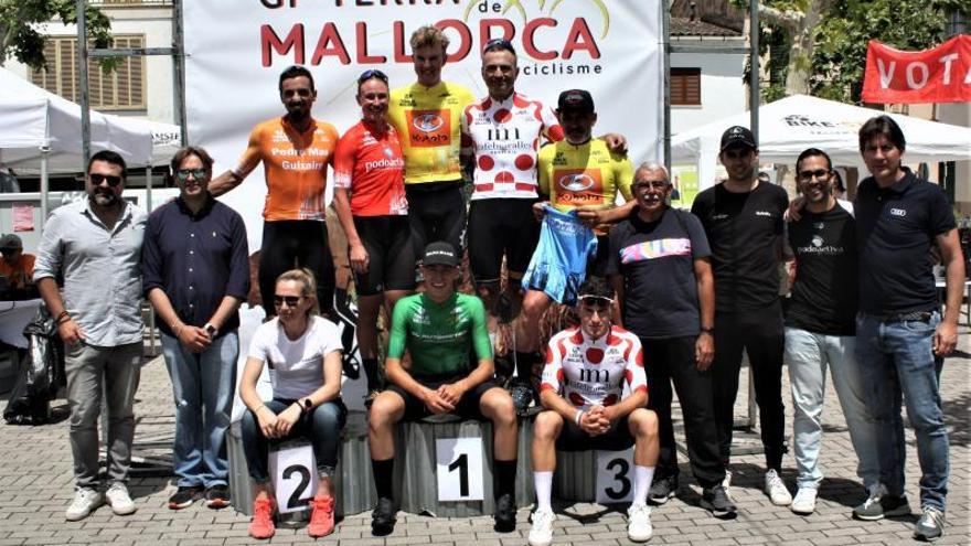 Los mejores ciclistas en el podium del Terra de Mallorca en Maria de la Salut. | T.A.