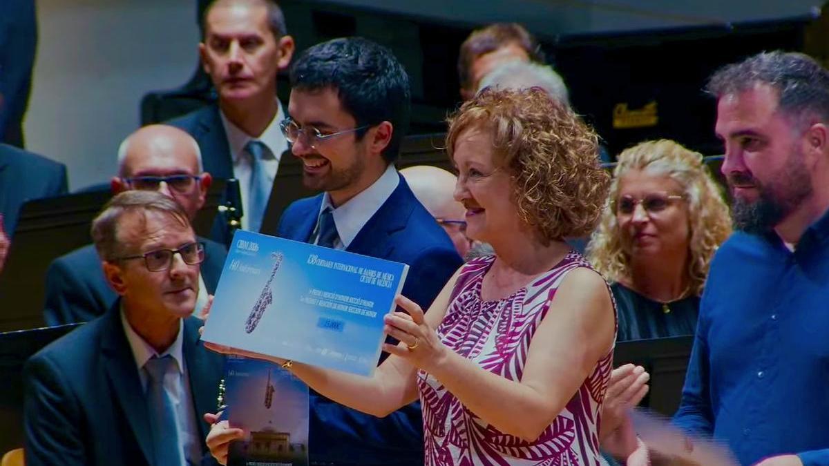 La presidenta de Santa Cecilia recoge el premio del certamen.