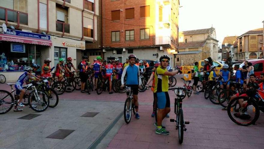 Algunos de los participantes en la marcha nocturna BTT.