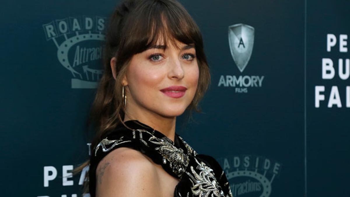 Dakota Johnson con vestido de terciopelo firmado por Saint Laurent