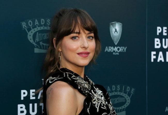 Dakota Johnson con vestido de terciopelo firmado por Saint Laurent