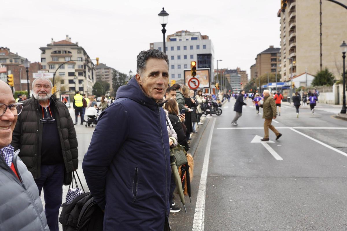 Miguel Indurain, durante un momento de la prueba animando a su familia.