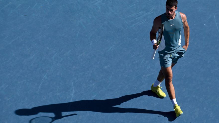 Alcaraz se &#039;nadaliza&#039; justo antes del reencuentro con Djokovic: de la rutina de las botellas a las quejas por el tiempo entre puntos