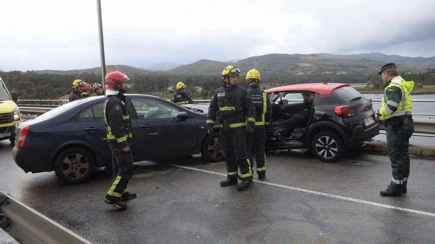Efectivos del Grupo de Emergencias Supramunicipal de Valga en un accidente de tráfico ocurrido en el puente de Catoira. // Noé Parga