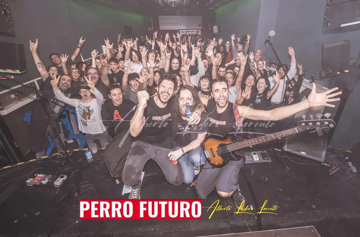 El grupo de rock Perro Futuro, tras un concierto.