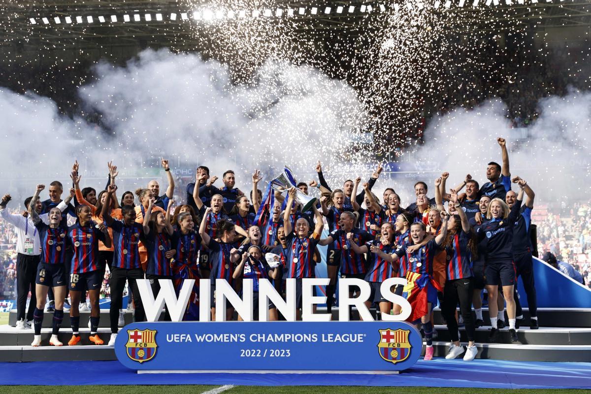 Eindhoven (Netherlands), 03/06/2023.- FC Barcelona players celebrate with the trophy after winning the UEFA Women’s Champions League Final between FC Barcelona and VfL Wolfsburg in Eindhoven, Netherlands, 03 June 2023. (Liga de Campeones, Países Bajos; Holanda) EFE/EPA/MAURICE VAN STEEN