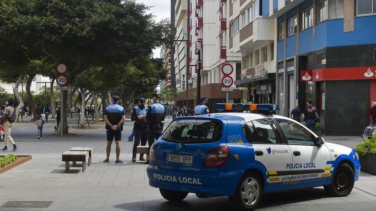 Imagen de una unidad de la Policía Local de Las Palmas de Gran Canaria en la avenida Mesa y López.