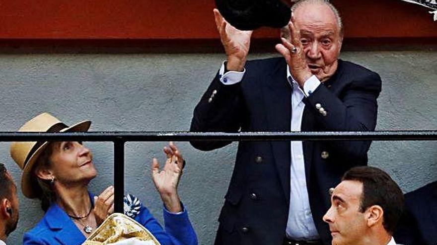 El rey Juan Carlos y la infanta Elena, en 2018, durante una corrida de toros en San Sebastián.