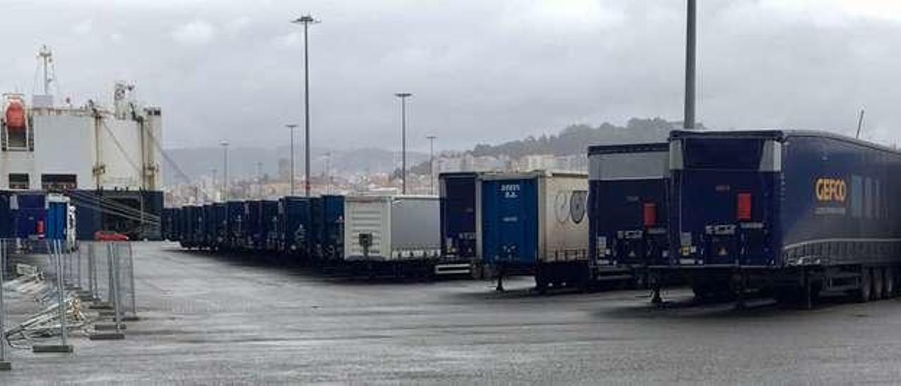 Remolques estacionados ayer en la terminal de vehículos de Bouzas