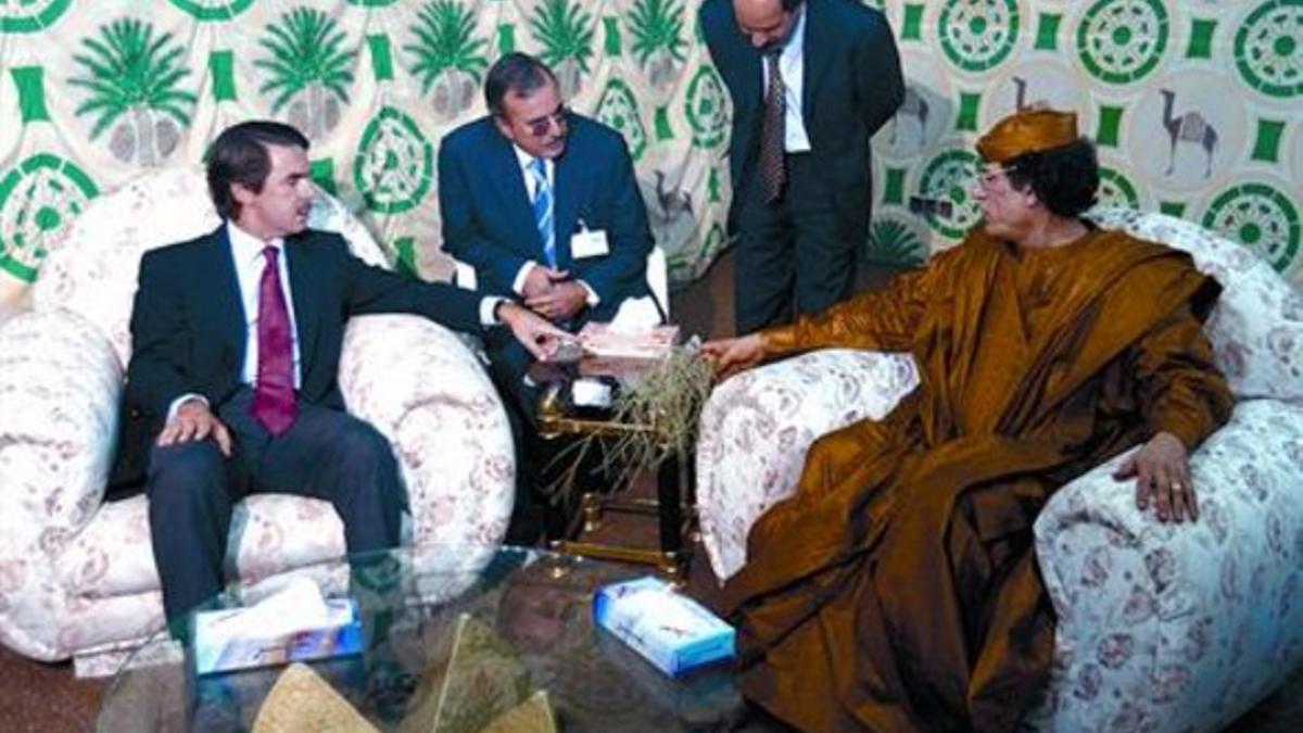 José María Aznar, entonces jefe del Gobierno español, con Gadafi en septiembre del 2003.