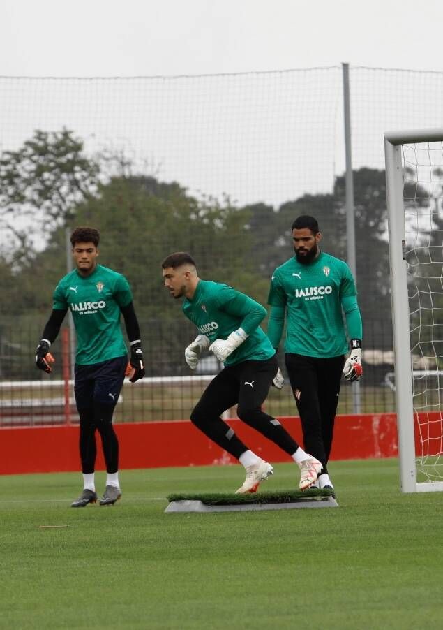 El entrenamiento del Sporting antes de su debut liguero en El Molinón, en imágenes