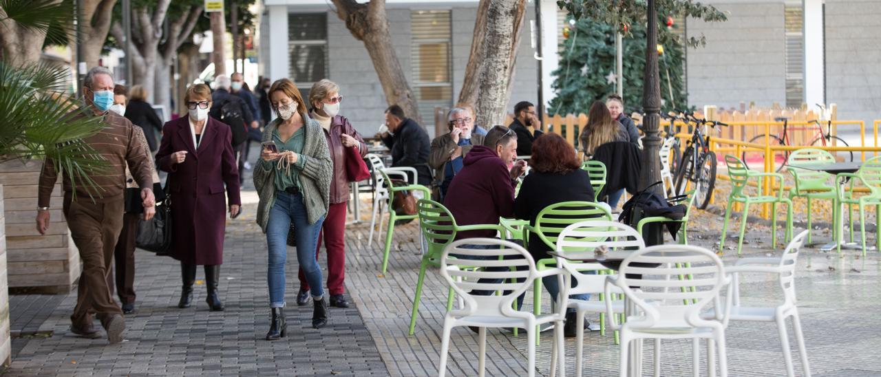 Terrazas en la plaza de Sa Graduada de Ibiza. Vicent Marí