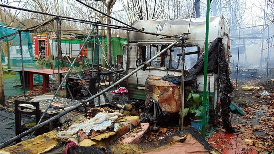 Arden 16 caravanas de un camping de Losar de la Vera