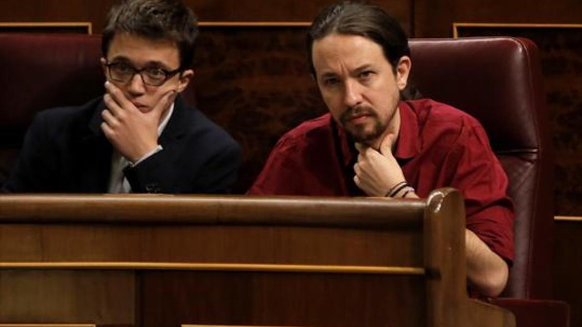 Íñigo Errejón y Pablo Iglesias, en sus asientos en el Congreso, este mes de diciembre.