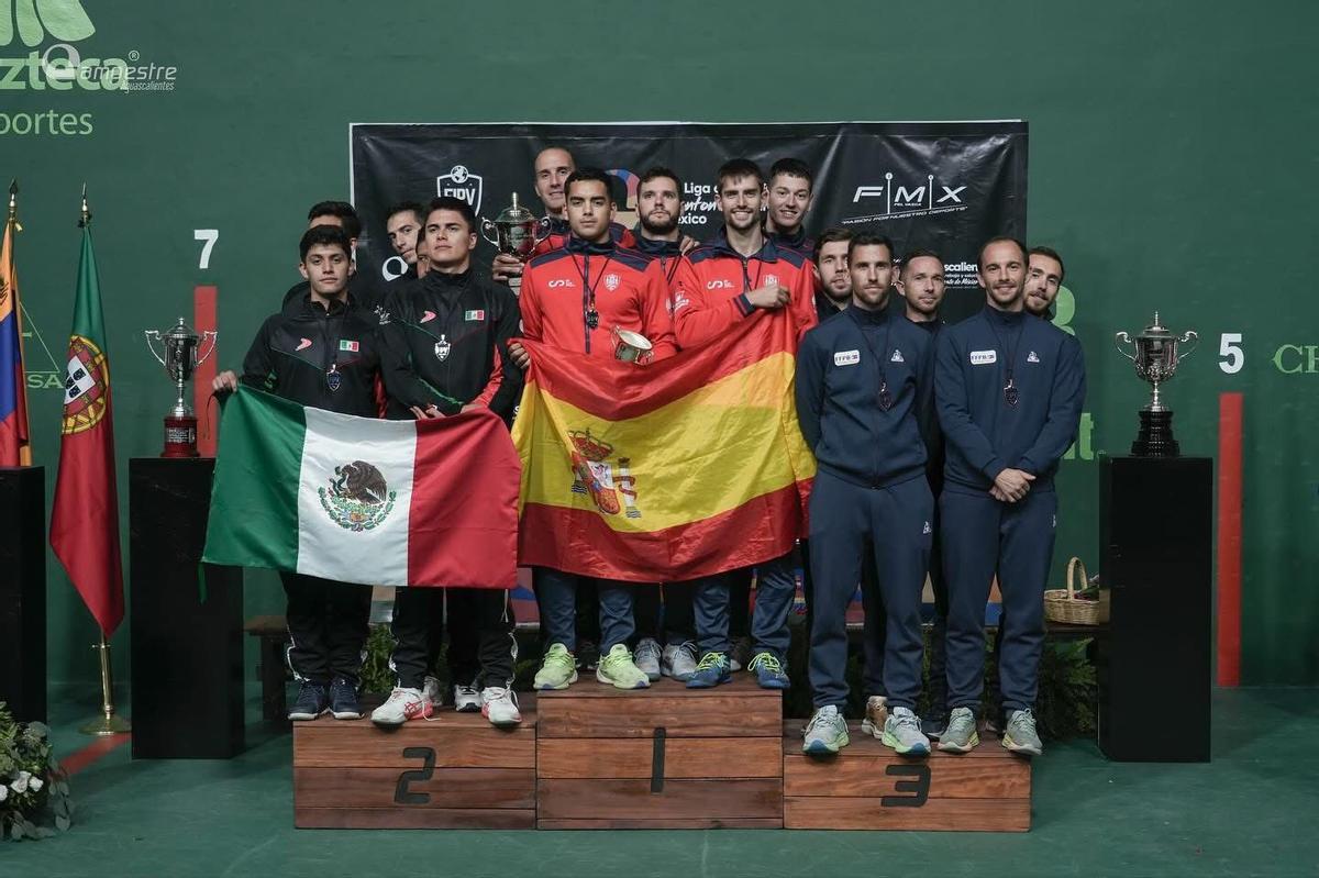 La selección española masculina, en el centro del podio.