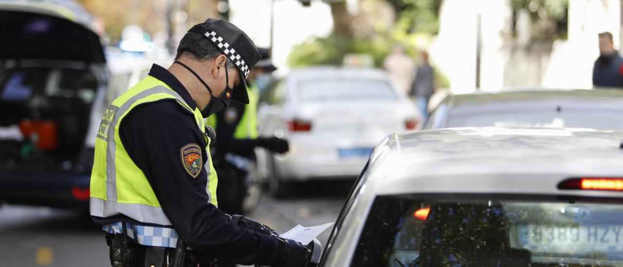 La Policía realizando un control de tráfico.