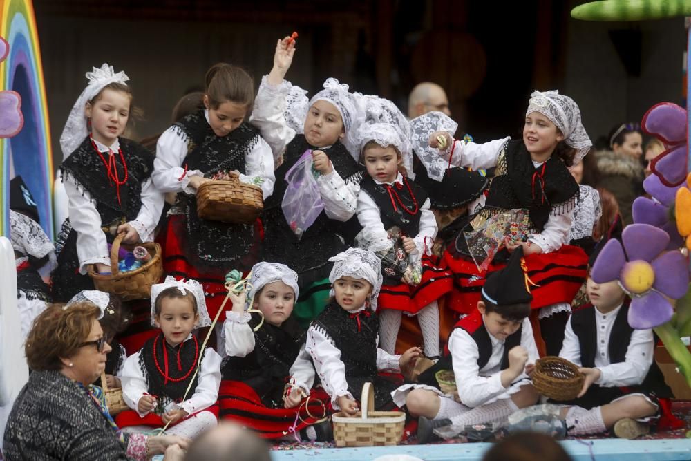 Desfile de carrozas el Lunes de Pascua en Avilés