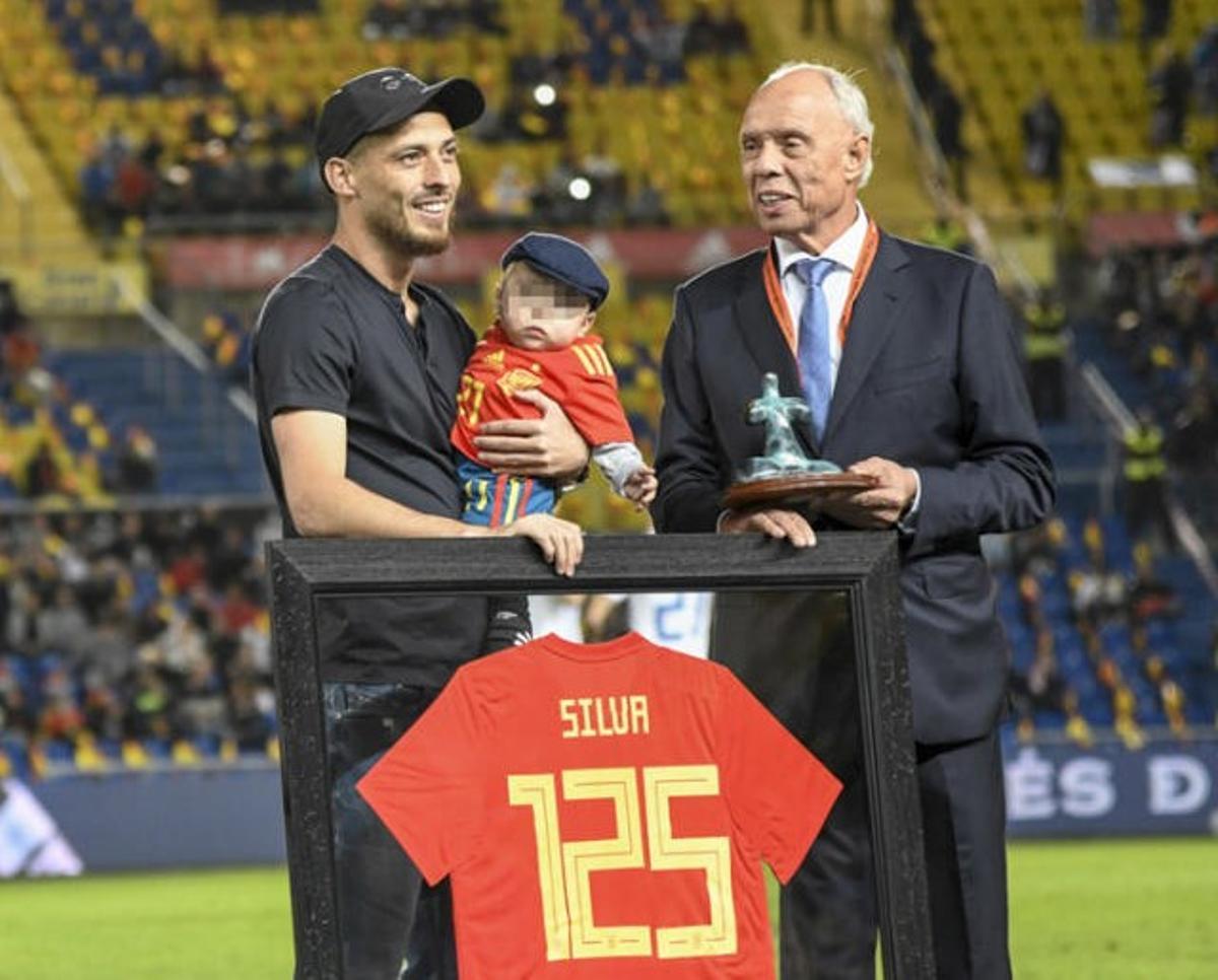 David Silva, junto a Antonio Suárez, durante el homenaje en el Gran Canariar por su retirada de la Selección en 2018.