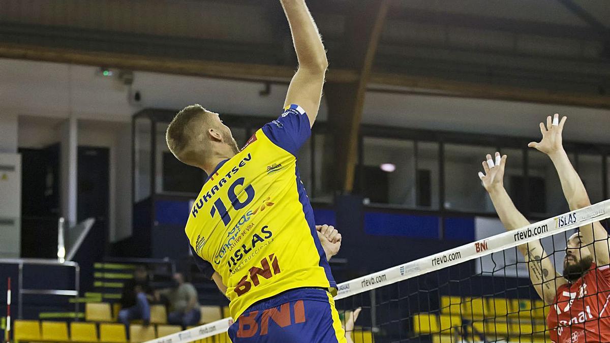 Pablo Kukartsev connects a shot in yesterday's game against Emevé at the CID. | | LP / DLP Pablo Kukartsev connects a shot in yesterday's game against Emevé at the CID. | | LP / DLP