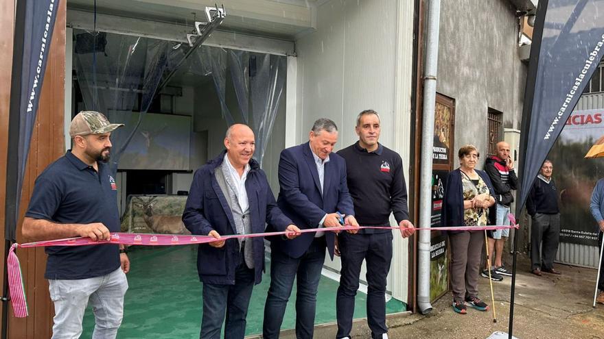 Javier Faúndez corta la cinta inaugual de las instalaciones de Cárnicas La Culebra, en Santa Eulalia. | Diputación