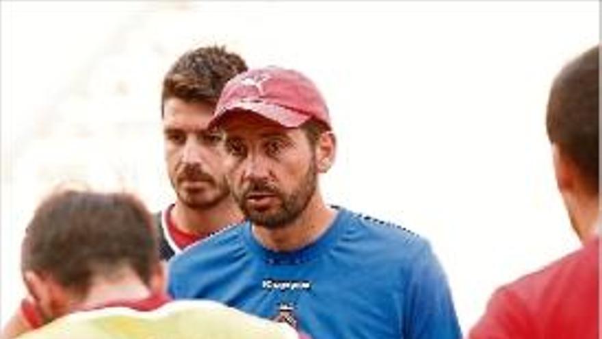 Machín dóna instruccions als seus futbolistes.