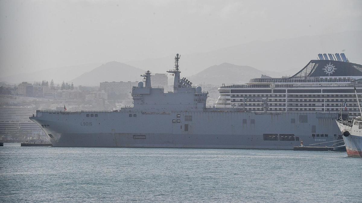 El 'Dixmunde', junto a un crucero en el Puerto de Las Palmas