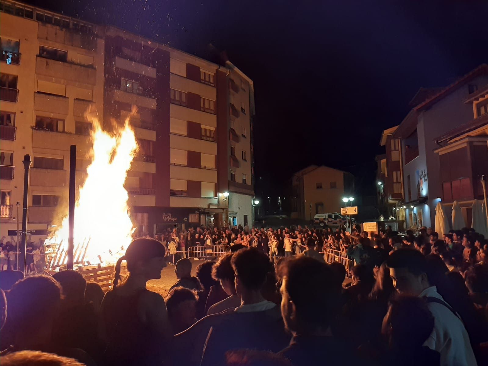 Los solteros plantan el álamo en Pola de Siero en la noche de San Juan