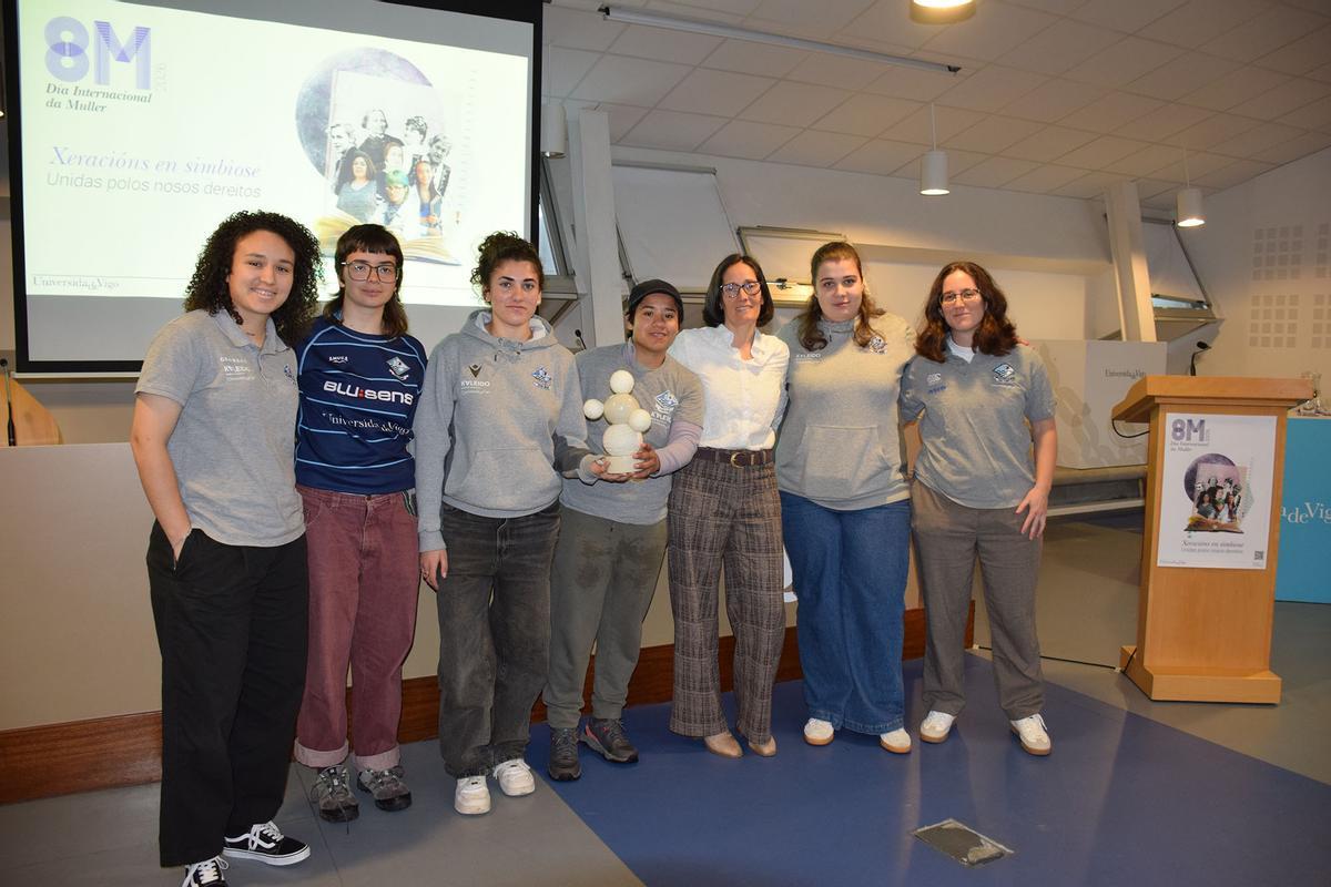 La presidenta y varias jugadoras del club, con el premio.