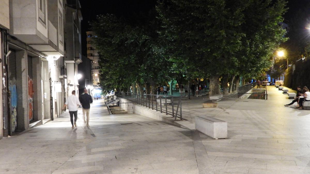 La Plaza de las Mercedes, un lugar de macrobotellones en pasados fines de semana, fue uno de los puntos controlados por los policías. // F. CASANOVA