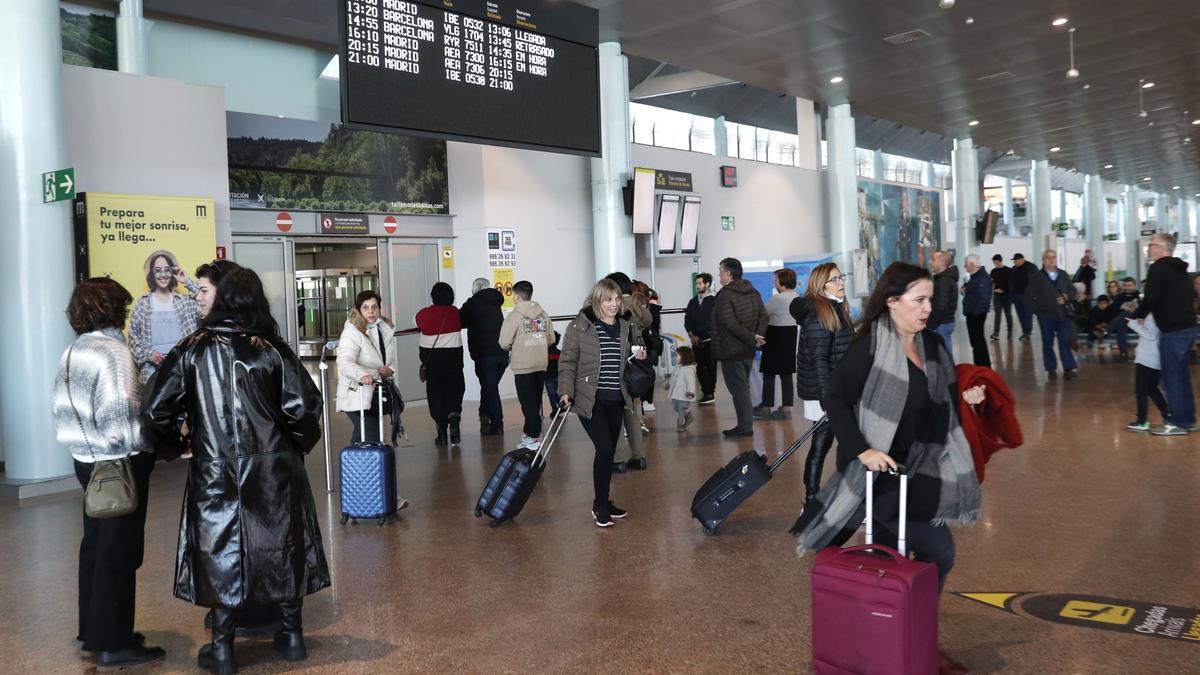 Pasajeros llegando al aeropuerto de Peinador durante las últimas semanas