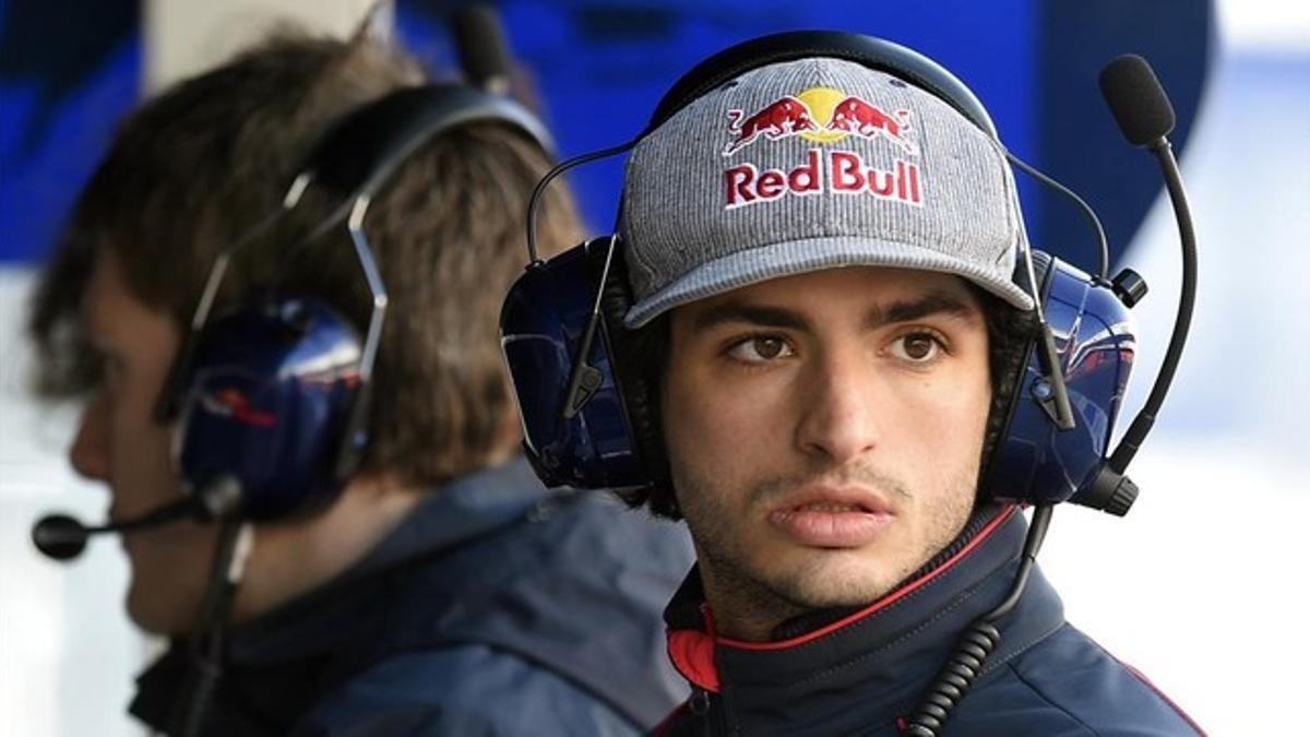 Carlos Sainz hijo, en el box de Toro Rosso esta semana pasada en el Circuit de Catalunya.