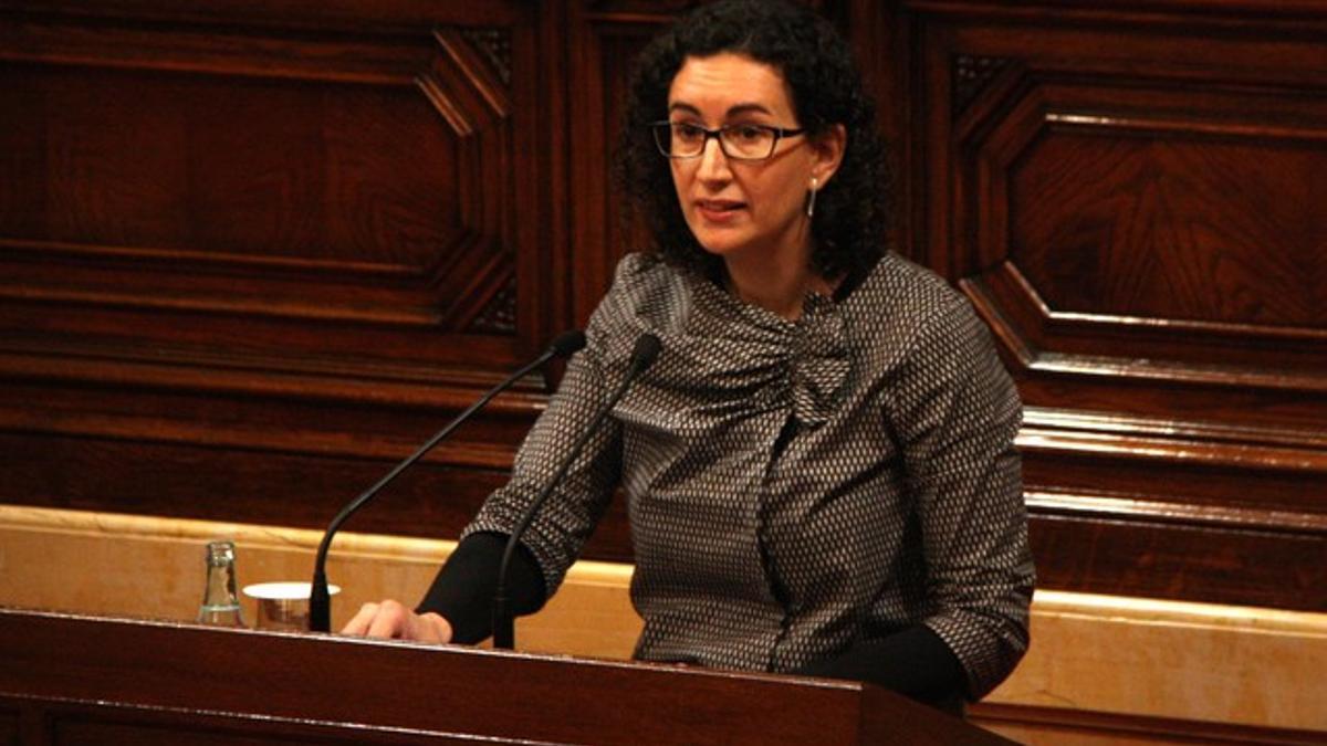 Marta Rovira, de ERC, en la tribuna del Parlament, durante su intervención en el pleno.