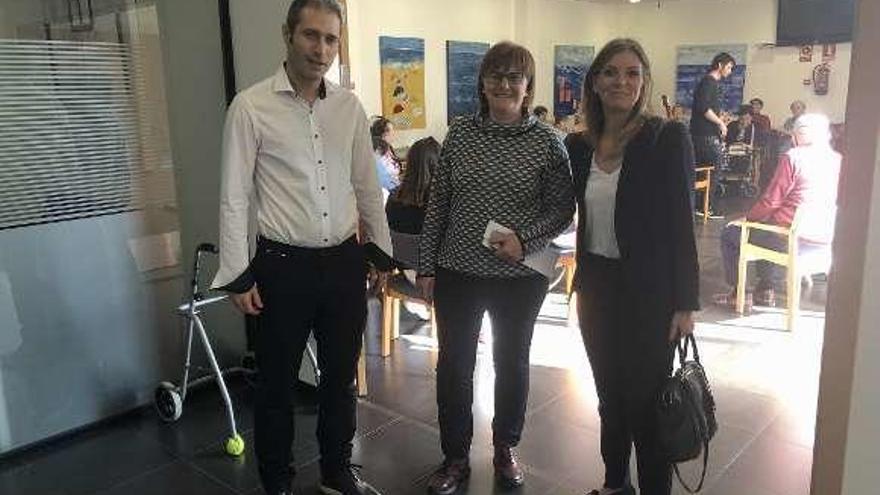 El director de la residencia de Lastres, José Antonio Luna, con Pilar Varela y Graciela Blanco, ayer.