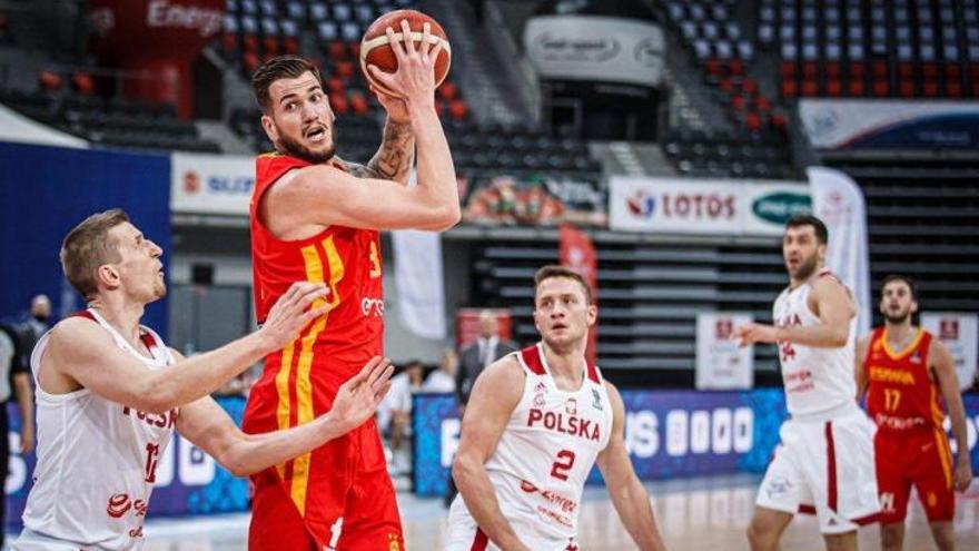 Fran Guerra, con la camiseta de la selección española, en un duelo ante Polonia